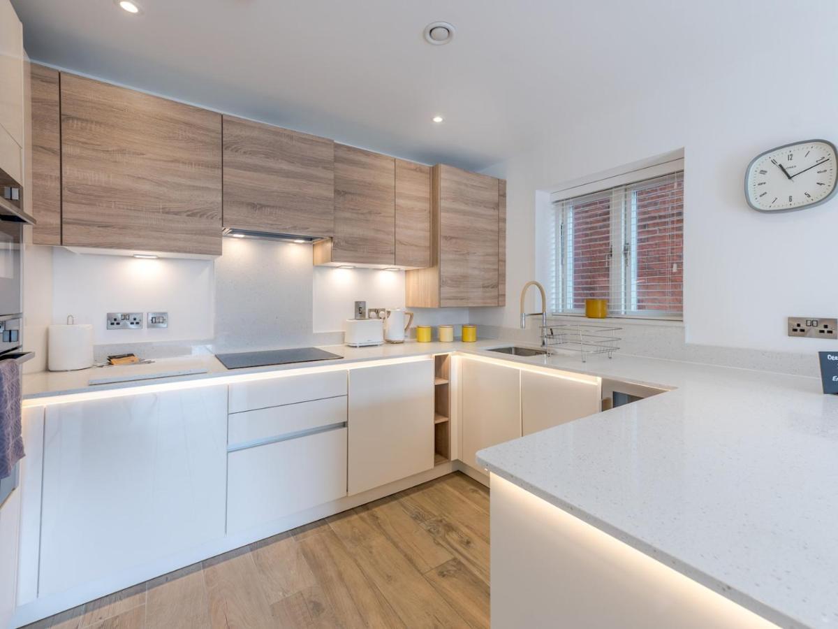 Pass The Keys 1 Bed Albury Contemporary Apartment With Secure Parking Шрусбъри Екстериор снимка