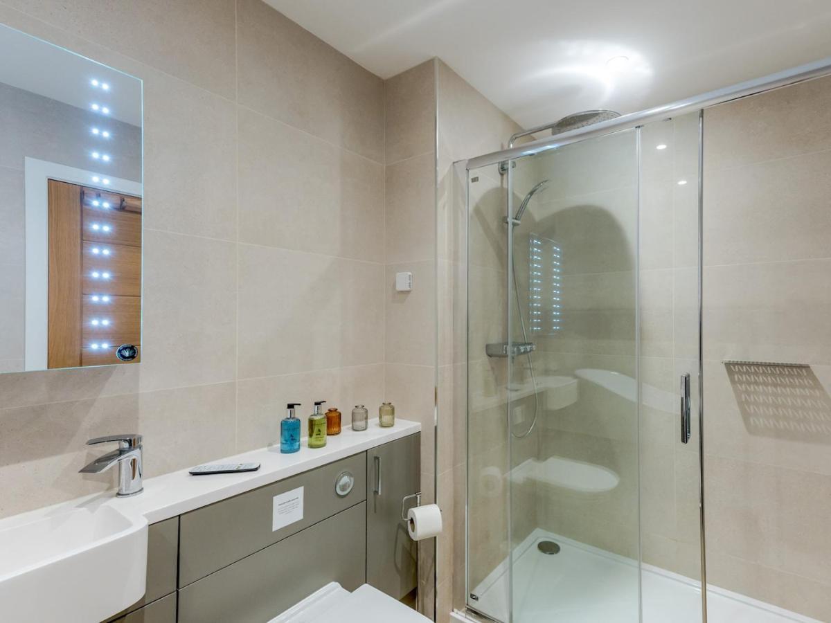 Pass The Keys 1 Bed Albury Contemporary Apartment With Secure Parking Шрусбъри Екстериор снимка