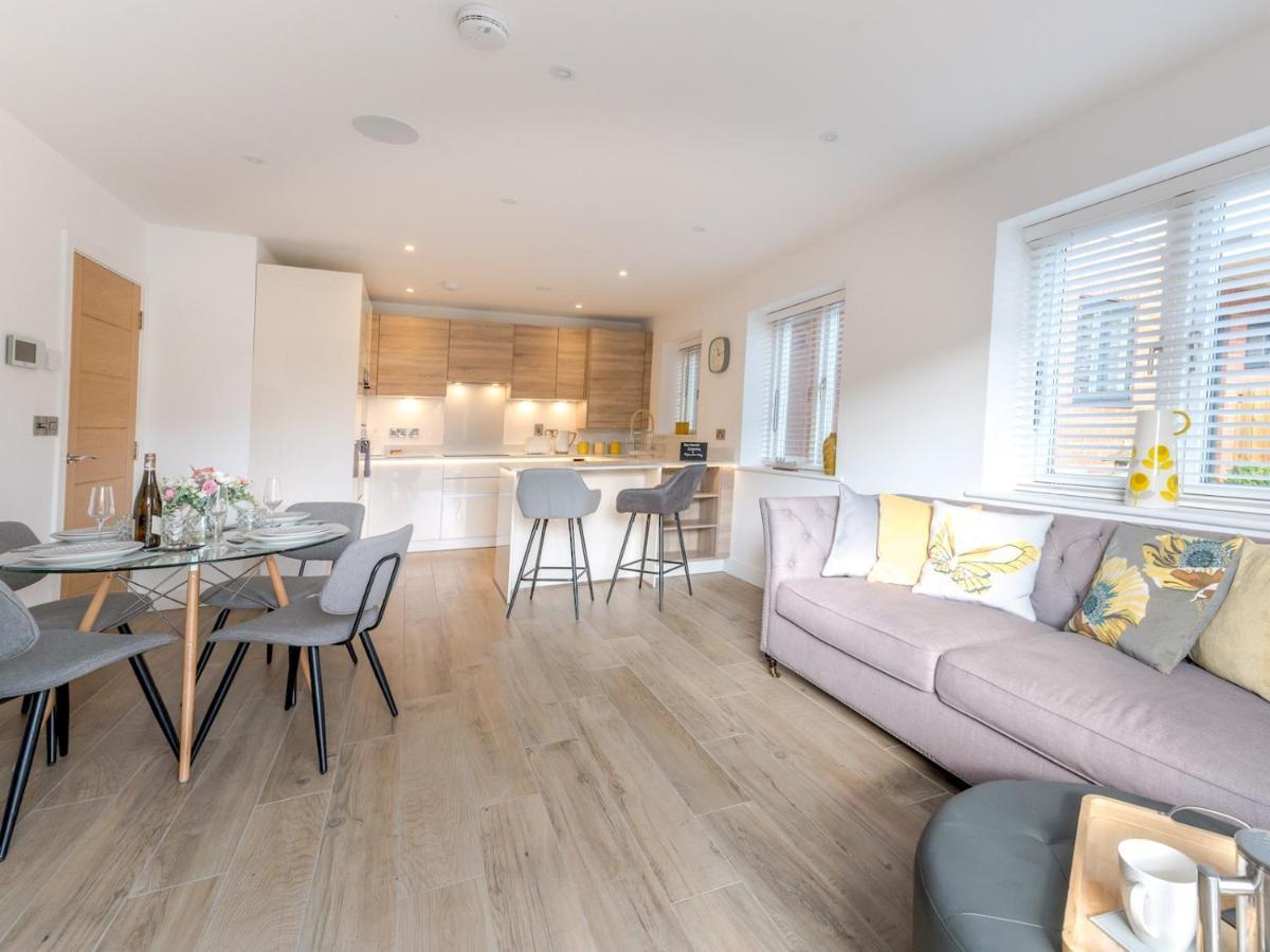 Pass The Keys 1 Bed Albury Contemporary Apartment With Secure Parking Шрусбъри Екстериор снимка